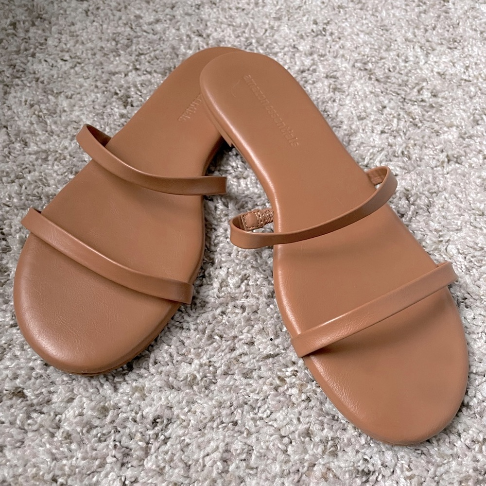 Amazon Essentials Tan Flat Sandals | Women's Size 9 | Good Used Condition